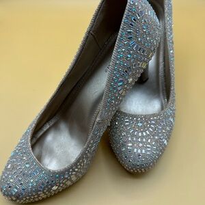 Women’s Silver Slipper Size 10W Rhinestone Gold “Romance” Heels Pumps. NWOT